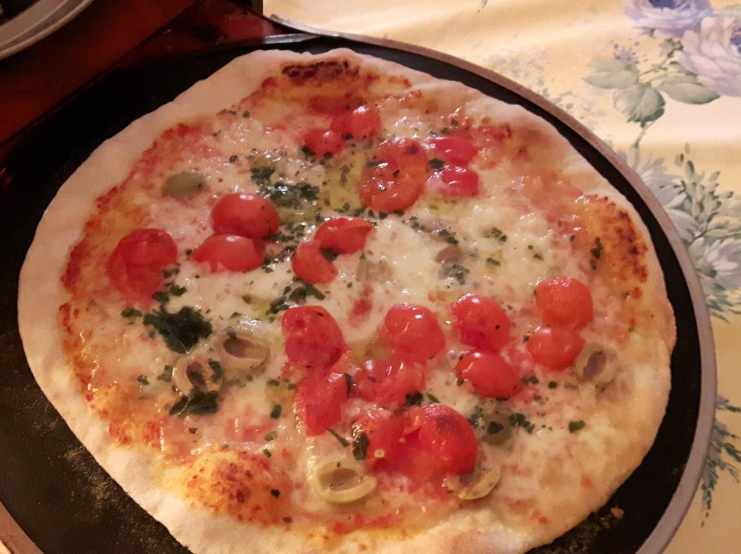 Pizza bufalina e pomodorini