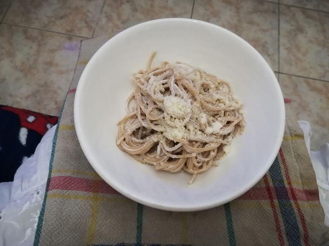 Spaghetti integrali con aglio, olio, ricotta e peperoncino
