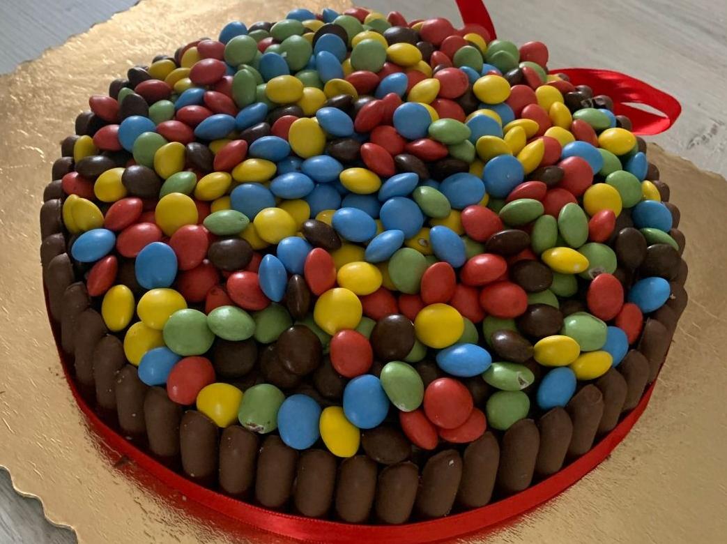 [8°sfida culinaria] - una festa di compleanno indimenticabile - torta di compleanno con smarties
