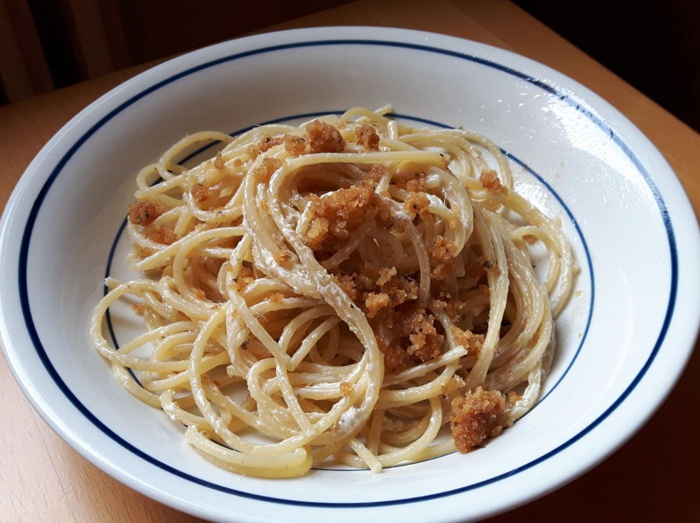 Spaghetti alle acciughe con limone e pane fritto