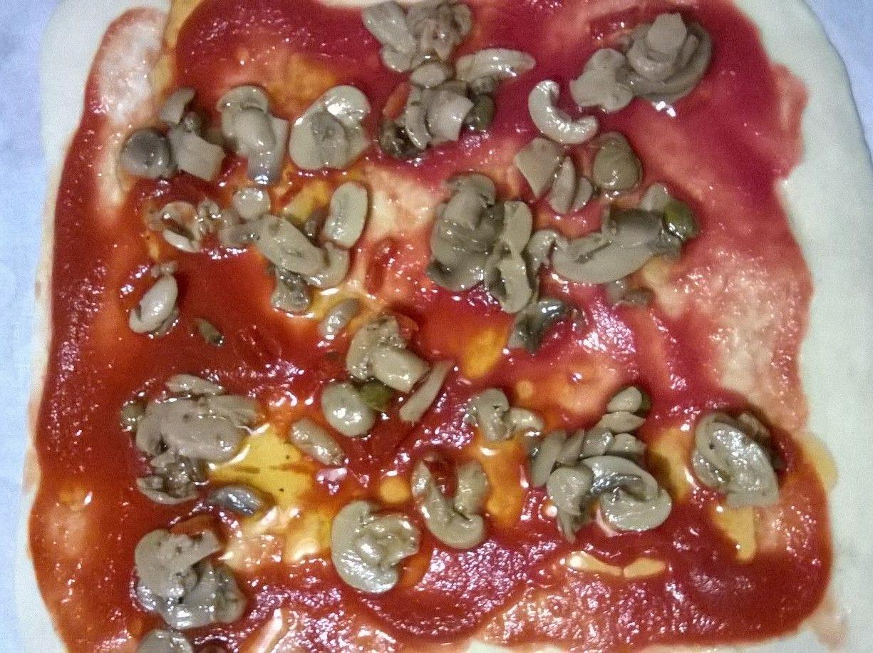 Pizza rossa ai funghi