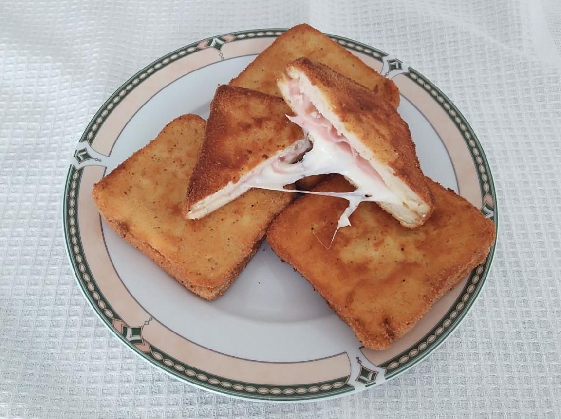 Sandwich prosciutto e mozzarella fritti