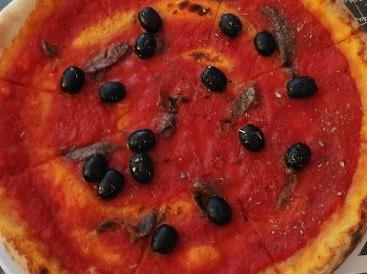 Pizza rossa acciughe e olive