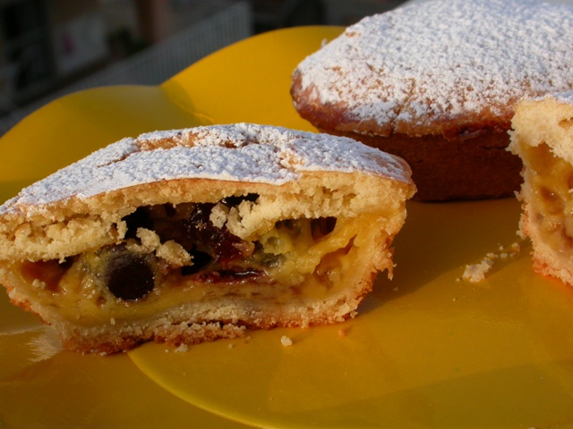 Torta (o pasticcini) con crema e amarene