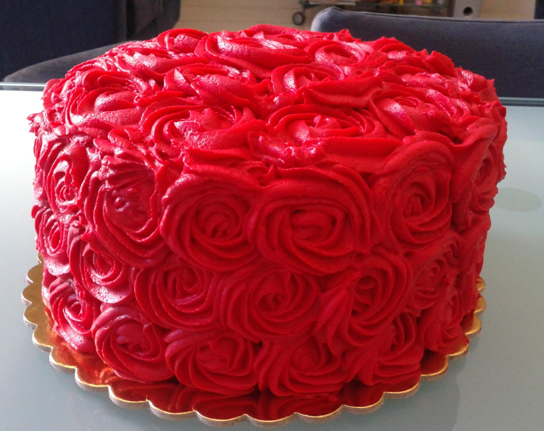 TORTA CON FROSTING ROSSO