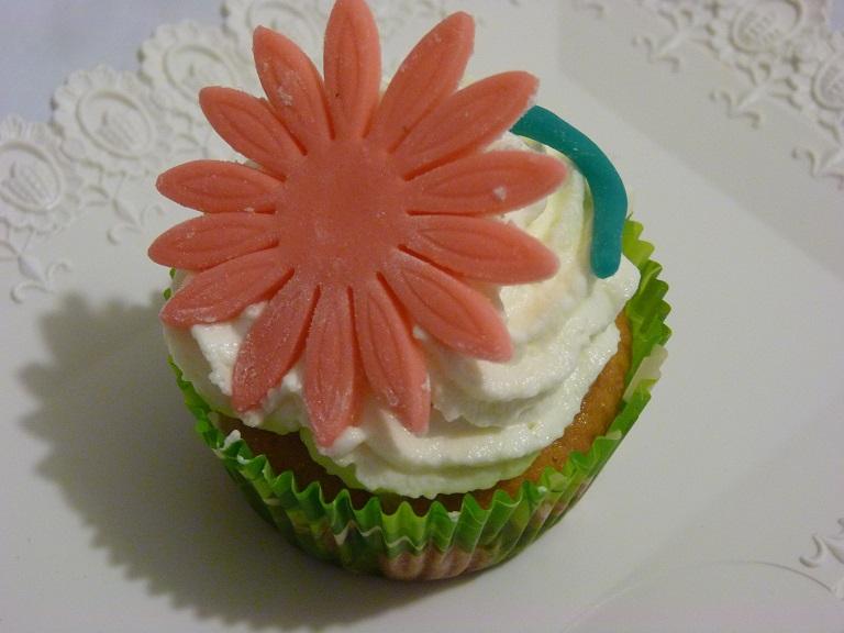 Cupcake fioriti con frosting al mascarpone e aroma al limone